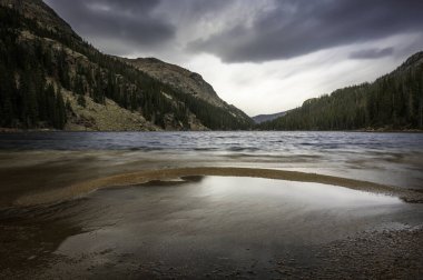 Sandy, buzullar Rocky Mountain Ulusal Parkı 'ndaki Verna Gölü sahillerini besledi.
