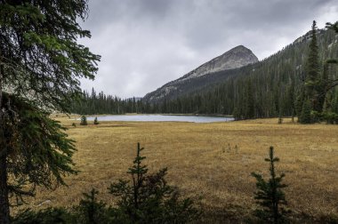 Dördüncü Göl ve Ptarmigans Gagası, Rocky Dağı Ulusal Parkı 'nda ücra bir yer.