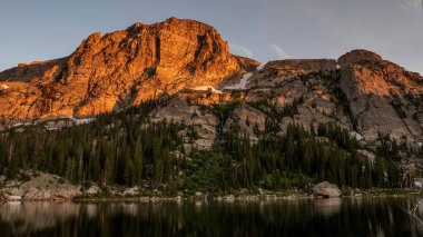 Gündoğumunda Copeland Dağı Pear Gölü, RMNP, Colorado, yaz mevsimi