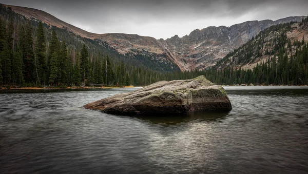 米国コロラド州ロッキーマウンテン国立公園スピリット湖の海岸近くの大きな岩 — ストック写真