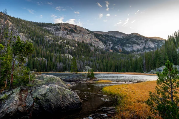 ロッキーマウンテン国立公園コロラド州の西側にローンパイン湖のアウトレット — ストック写真