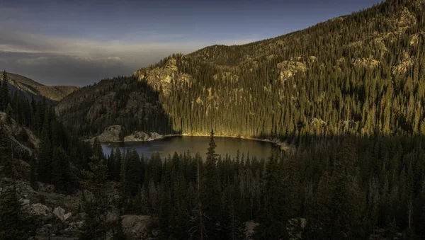 米国コロラド州ロッキーマウンテン国立公園の松の鬱蒼とした森に囲まれたローンパイン湖 — ストック写真