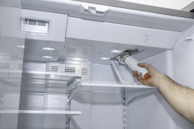 Modern bir cihazda bir buzdolabı su filtresi kaldırmak