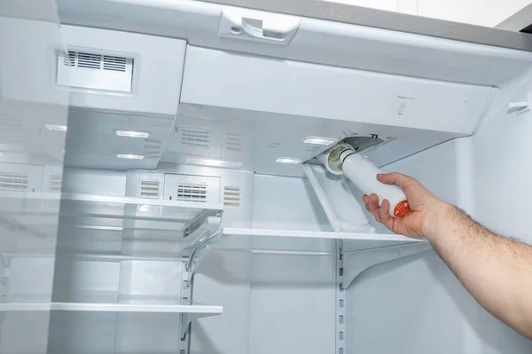 Entfernen Eines Kühlschrank Wasserfilters Einem Modernen Gerät — Stockfoto