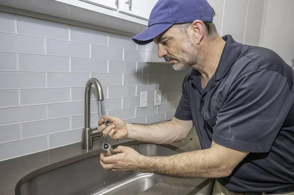 Klempner Repariert Einen Wasserhahn Der Küche — Stockfoto