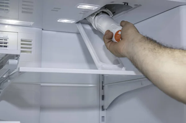 在现代器具上安装冰箱滤水器 — 图库照片