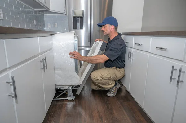 Reparador Aparelhos Instalando Uma Máquina Lavar Louça Uma Casa Moderna — Fotografia de Stock