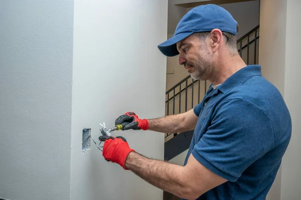 Reparateur Arbeitet Einem Niederspannungs Kippschalter Einem Hausflur — Stockfoto