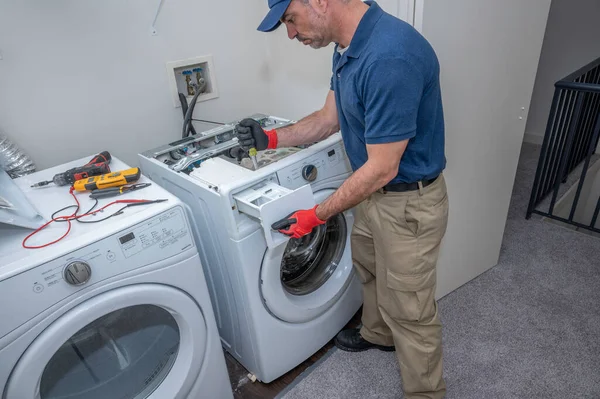 Técnico Eletrodomésticos Trabalhando Uma Máquina Lavar Roupa Alta Eficiência Carga — Fotografia de Stock