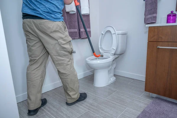Tesisatçısı Tuvaleti Delmek Için Çengeli Kullanıyor — Stok fotoğraf