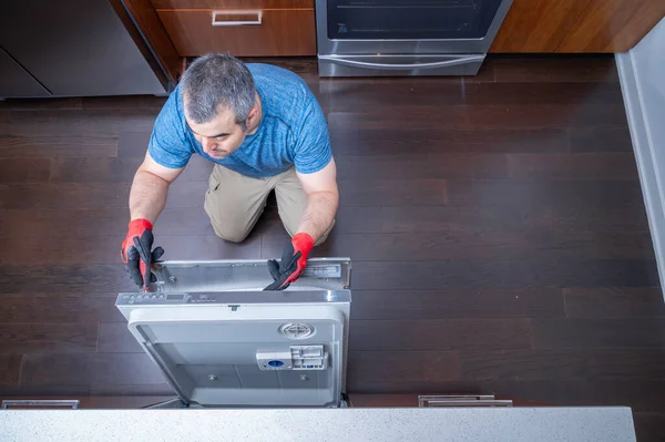 Técnico Electrodomésticos Reparando Lavavajillas Residencial Dentro Una Casa — Foto de Stock