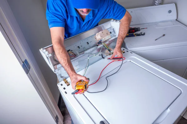 Anlagentechniker Oder Reparateur Der Schaltungen Für Eine Toplast Waschmaschine Einem — Stockfoto