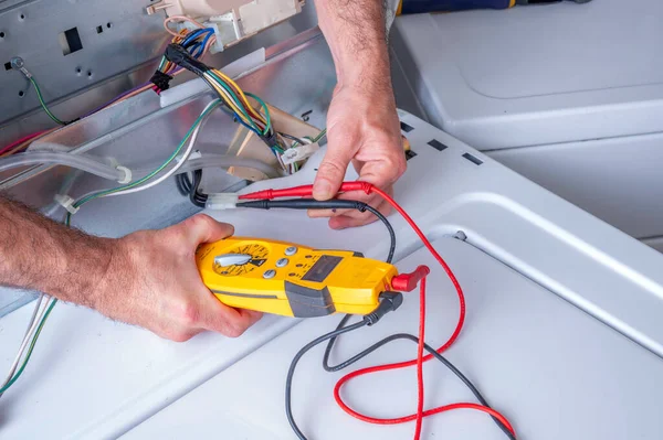 Mãos Segurando Cabos Teste Medidor Volt Solução Problemas Circuito Uma — Fotografia de Stock