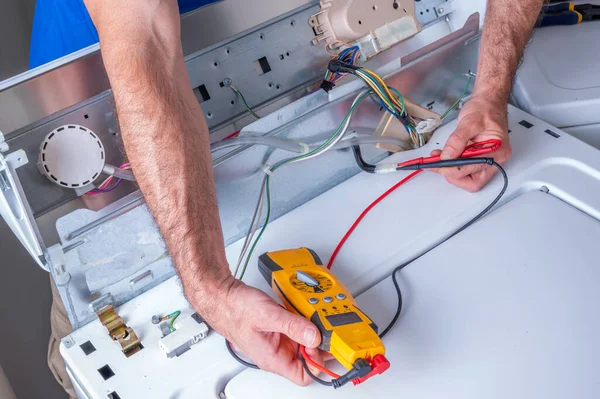 Manos Técnico Electrodomésticos Solución Problemas Reparación Una Lavadora —  Fotos de Stock