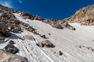 Rocky Dağı Ulusal Parkı 'ndaki Rowe Buzulu yakınlarında büyük bir yaz kar tarlası.