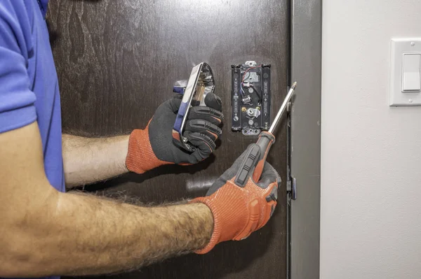 Manos Trabajando Una Cerradura Puerta Delantera Residencial —  Fotos de Stock