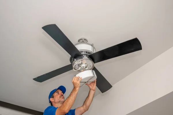 Ember Eltávolítja Mennyezeti Ventilátor Üvegfalát Otthon Belsejében — Stock Fotó