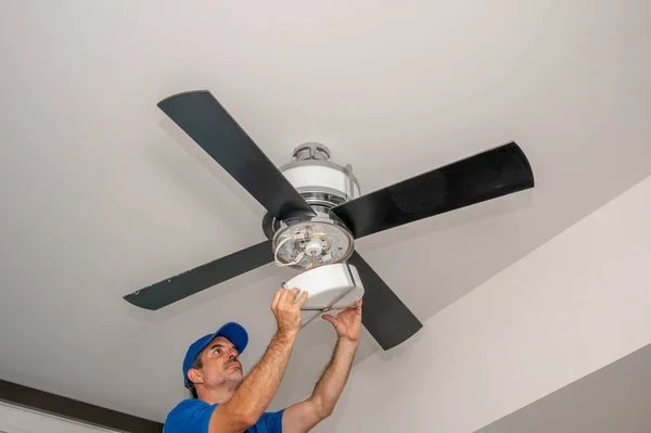 Hombre Elimina Cubierta Luz Vidrio Ventilador Techo Dentro Una Casa — Foto de Stock