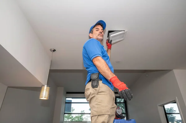 Técnico Avac Trabalhando Uma Ventilação Teto — Fotografia de Stock