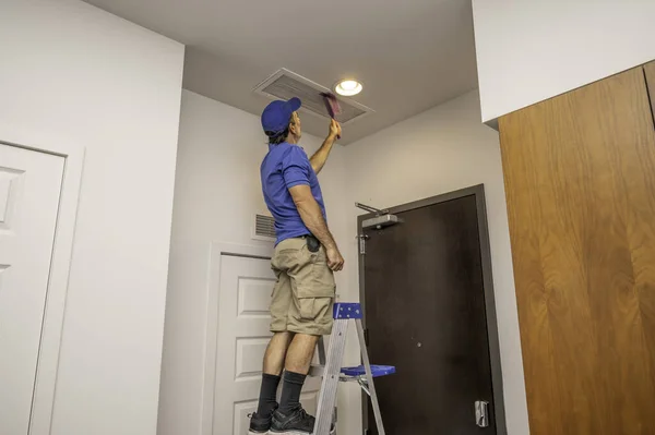 Handyman Uma Escada Limpeza Duto Retorno Dentro Uma Casa — Fotografia de Stock