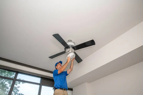 Handwerker Auf Leiter Arbeitet Deckenventilator — Stockfoto