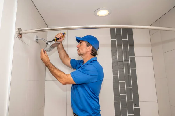 Fontanero Trabajando Una Ducha Baño Moderno Imagen de stock