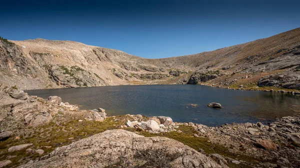 Lago Alpino Gran Elevación Raramente Visitado Rodeado Picos Montaña — Foto de Stock