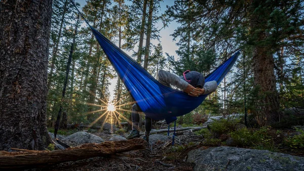 美国科罗拉多州落基山脉国家公园的野外 一名徒步旅行者在吊床上放松下来 — 图库照片
