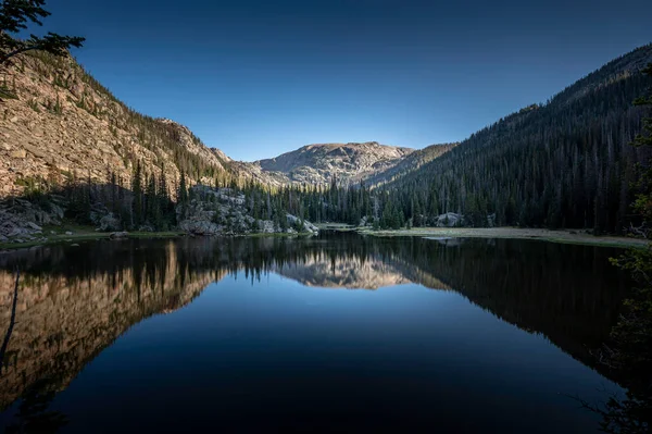 Montanhas Árvores Refletem Sobre Águas Calmas Deste Lago Alpino Remoto — Fotografia de Stock