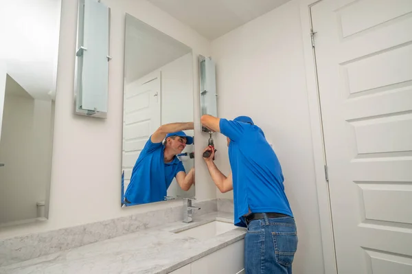 Handyman Usando Uma Broca Energia Para Remover Uma Tampa Dispositivo — Fotografia de Stock