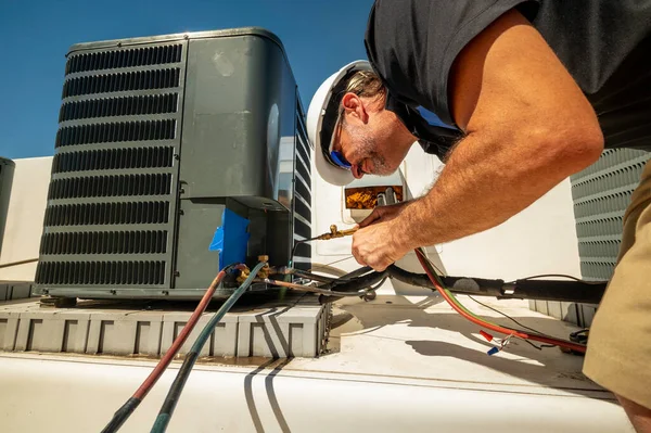 Air Conditioning Technician Brazing Copper Line Set Repair — Stock Photo, Image