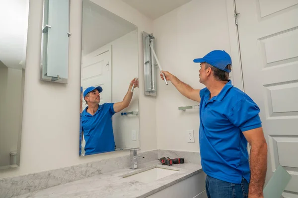 Handyman Delante Espejo Baño Moderno Reemplazando Una Luz Tubo Led — Foto de Stock