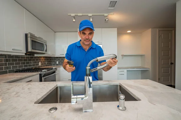 Encanador Profissional Que Trabalha Dentro Uma Cozinha Doméstica Instalando Removendo Fotografia De Stock