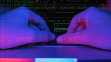 Bilgisayar web korsanı PC klavyesinde kod virüsü yazıyor. Web geliştiricisi bilgisayar üzerinde çalışıyor. Erkek web yazılımı tasarlıyor. Ekranda kodlanıyor. Eller ekranda html kodu ve programlama yazsın