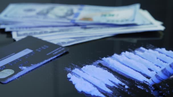 Pengguna narkoba adalah mengendus lini kokain atau heroin melalui tagihan dolar. Pecandu menggunakan bubuk narkoba putih. Penghancuran kehidupan. Bubuk obat disedot melalui jerami. Kecanduan, konsep penyalahgunaan zat — Stok Video