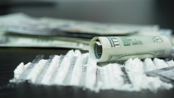 Cocaína en la mesa con dinero de los dólares. Tubo dólar. Hombre está poniendo moneda extranjera para la dosis de drogas en la mesa. Concepto de negocio de drogas ilegales. Dinero y drogas. Bajo la influencia de drogas. — Vídeo de stock