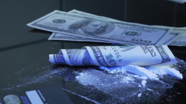 Narkotikamissbrukare räknar amerikanska dollarsedlar för kokaindos. Närbild av många droger och pengar på svarta bordet. Narkotikamissbruk, missbruk, sociala frågor. Olaglig narkotikahandel. Pengar och droger — Stockvideo