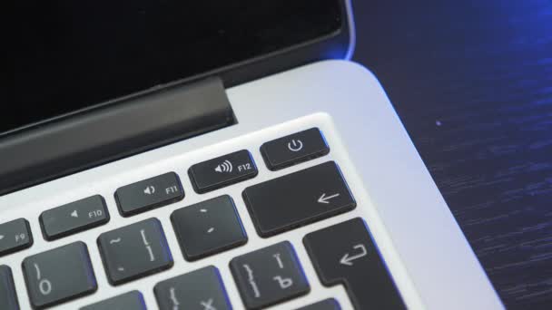 Το χέρι πιέζει δύναμη στο κλειδί στον φορητό υπολογιστή, κλείστε. Το δάχτυλο πατάει το κουμπί ενεργοποίησης για να ανοίξει το λάπτοπ. Ο άνθρωπος πατάει το κουμπί τροφοδοσίας laptop — Αρχείο Βίντεο
