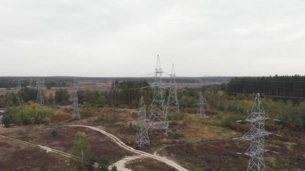 Transmission el stål pylon torn i skogen. Grön energi hållbarhet och förnybar koncept. Elektriska tornledningar. Koncept för el- och miljöproblem. Högspänningspyloner — Stockvideo