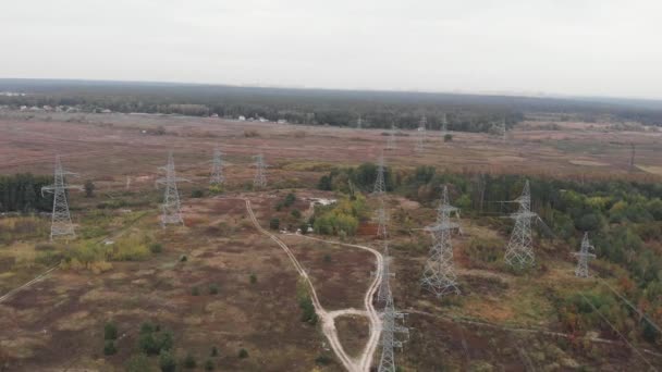 Högspänningspyloner. Kraftledningarnas torn i skogen. Elektriska tornledningar. Grön energi hållbarhet och förnybar koncept. Begreppet el- och miljöproblem — Stockvideo