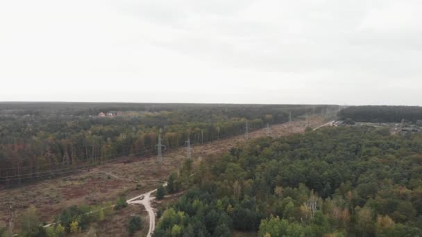 Sändningstorn. Elstolpar. Begreppet energieffektivitet. Kraftpyloner och högspänningsledningar i jordbrukslandskapet. Högspänningsmaster — Stockvideo