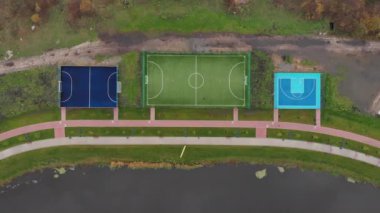 Nehir kenarındaki şehir rıhtımında basketbol ve futbol sahaları. Nehir kenarındaki yeşil gezinti alanında spor, dinlenme ve dinlenme alanları