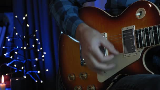 프로 음악가는 보컬 리허설 스튜디오에서 일렉트릭 기타로 로맨틱 한 가사를 연주하고 있습니다. 기타 연주자들은 어두운 거실에서 기타로 새로운 화음을 연주하는 연습을 하고 있습니다. — 비디오