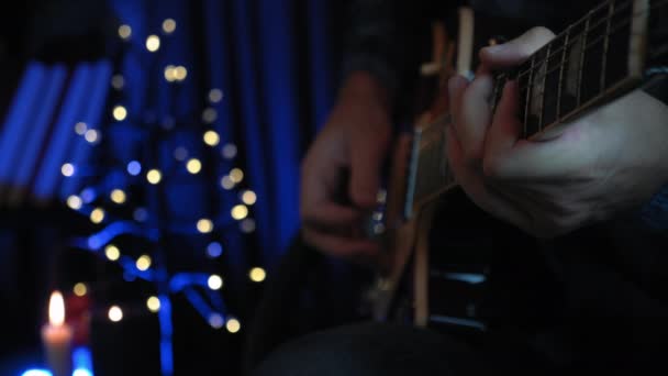 Kytarista hraje sólovou píseň na elektrické kytaře v moderním temném nahrávacím vokálním studiu se světly na pozadí. Člověk se učí nové akordy na kytaru sedí v místnosti. Hudební koncept — Stock video