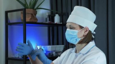 Kadın doktor ya da hemşire virüs enfeksiyonu önleme ve koruma için tıbbi eldiven takıyor. Kadın bilim adamı, Covid-19 Coronavirus 'un pandemik koruması için lateks tıbbi eldiven giyiyor.