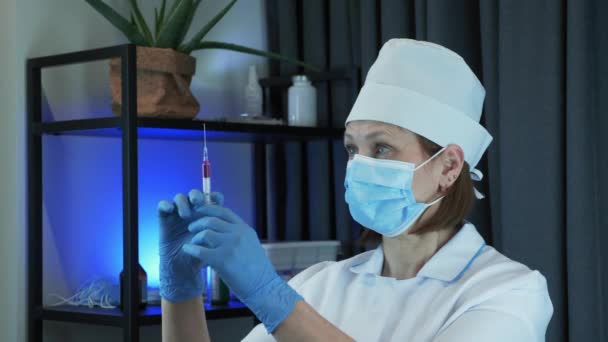O médico cientista está a preparar cuidadosamente a seringa para injecção. O laboratório feminino está segurando a seringa com medicação preventiva para o vírus 2019-nCoV COVID. Conceito de medicina, pessoas e doenças infecciosas — Vídeo de Stock