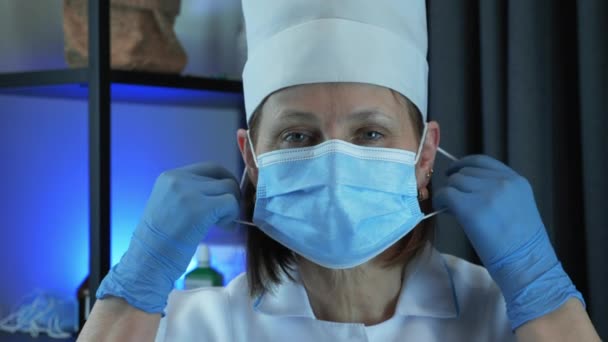 Χαμογελώντας γυναίκα γιατρός αφαιρεί ιατρική μάσκα προσώπου. Ευτυχής επιστήμονας βγάζει προστατευτική ιατρική μάσκα μετά από χειρουργική θεραπεία. Σταμάτα τον κορωνοϊό. Πανδημική προστασία του Covid-19 — Αρχείο Βίντεο