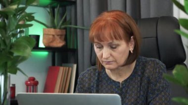 Çekici gülümseyen kadın portresi modern ofis işyerindeki dizüstü bilgisayarda çalışıyor. Kadın muhasebeci ofisteki bilgisayarda çalışıyor. İş kadını işte dizüstü bilgisayar kullanıyor.