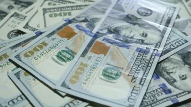 Masada yüz dolarlık banknotlar dönüyor. Rotasyon kağıdı parası, kapat. Amerika 'nın yüz dolarlık banknotları. Finans ve iş konsepti