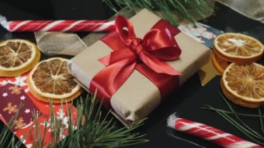 Geleneksel Noel dekorasyonuna karşı Noel hediyesi. Kış kutlamaları ve tatiller için mükemmel bir geçmiş. Küçük çam ağacı dalları ve süslemeleri olan şirin bir noel süsü.